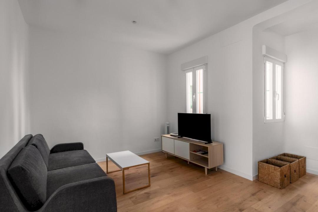 2 Bedrooms 1 Bathroom Furnished - Delicias - Bright - Mintystay マドリード エクステリア 写真